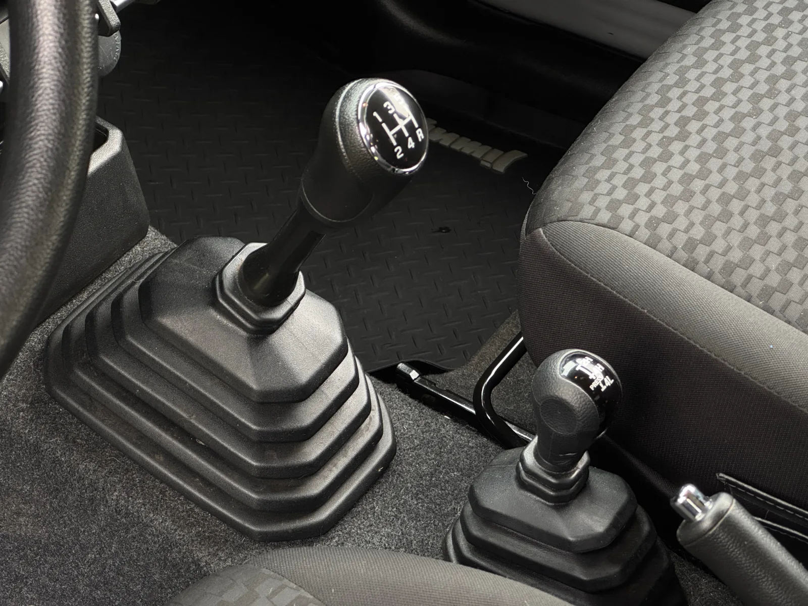Suzuki Jimny — foto 12 de 15