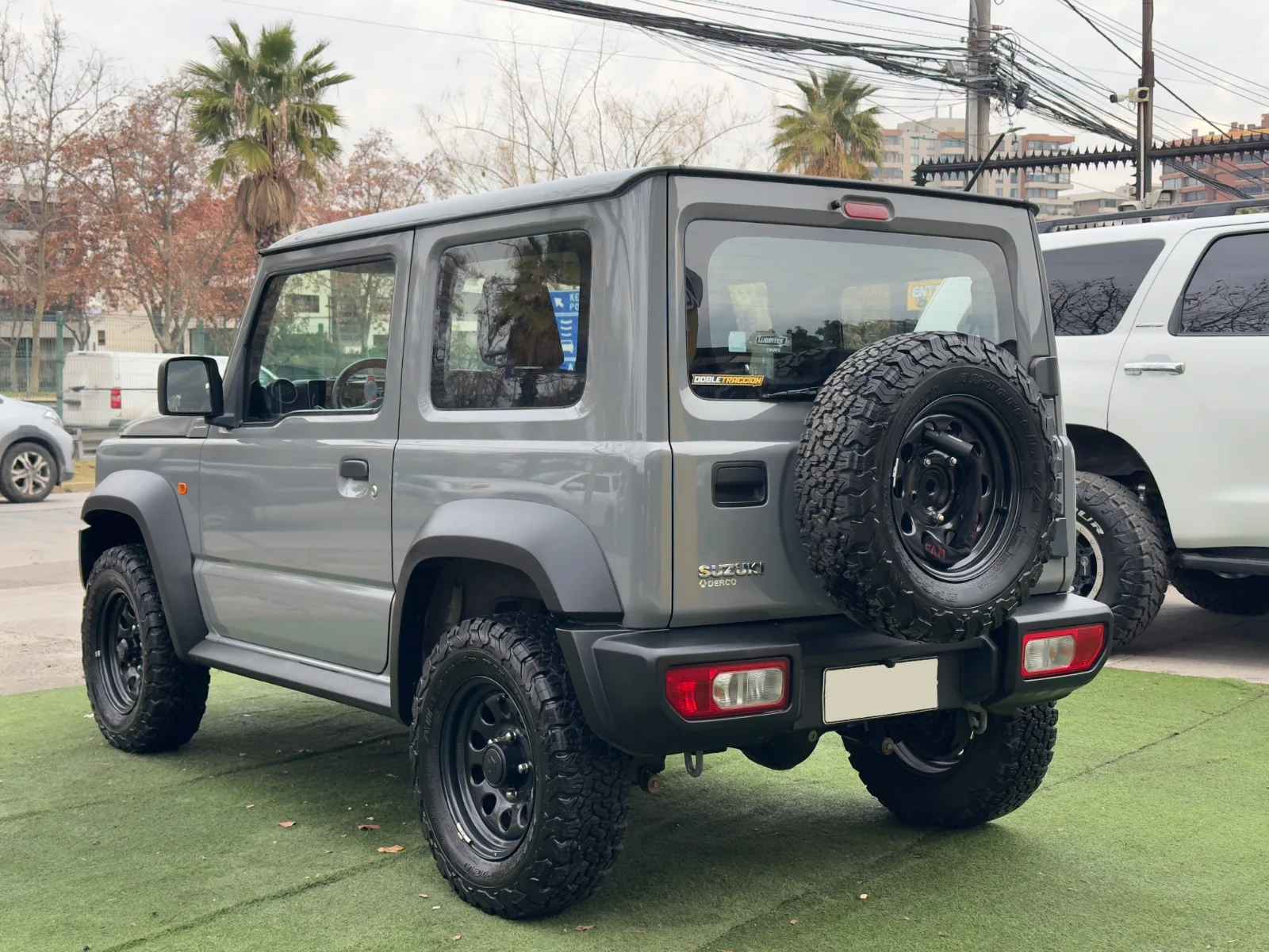 Suzuki Jimny — foto 6 de 15