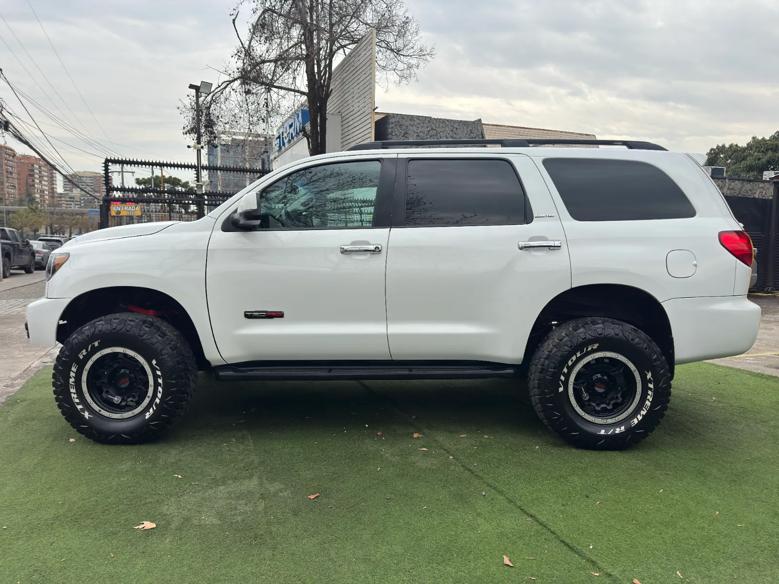 Toyota Sequoia — foto 5 de 17
