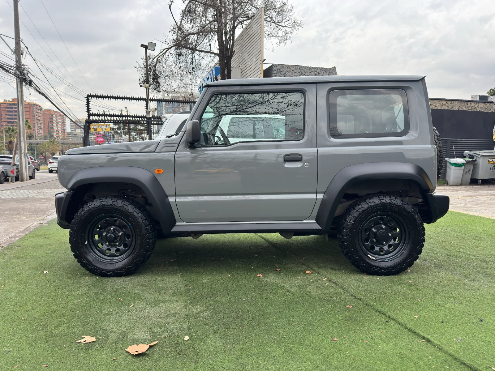 Suzuki Jimny — foto 4 de 15