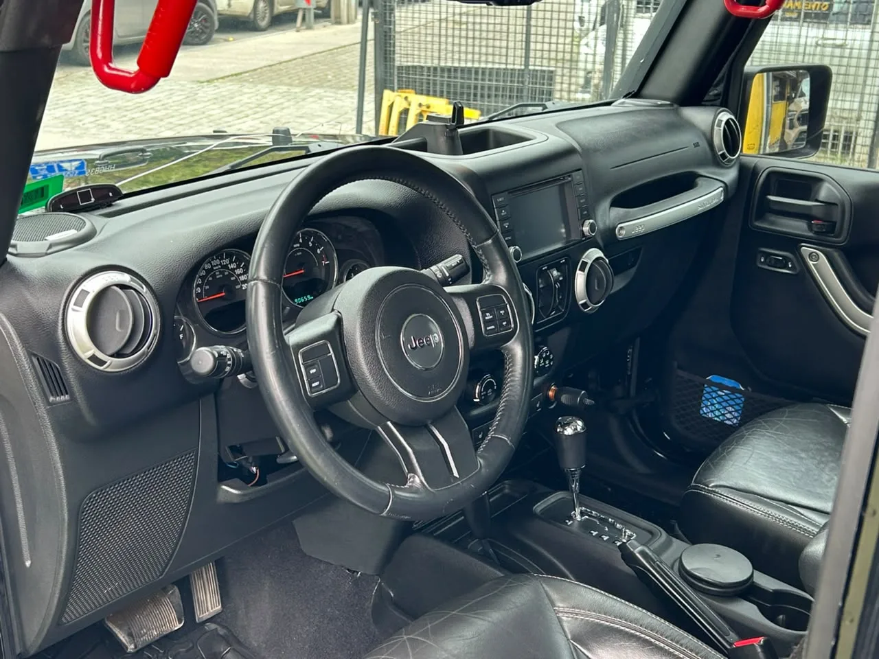 Jeep Wrangler Unltd Sahara — foto 13 de 18