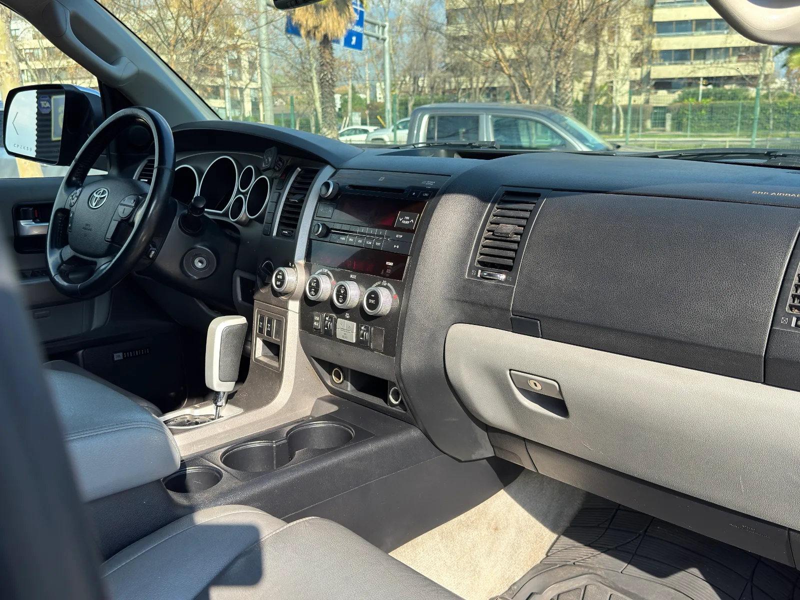 Toyota Sequoia — foto 15 de 17
