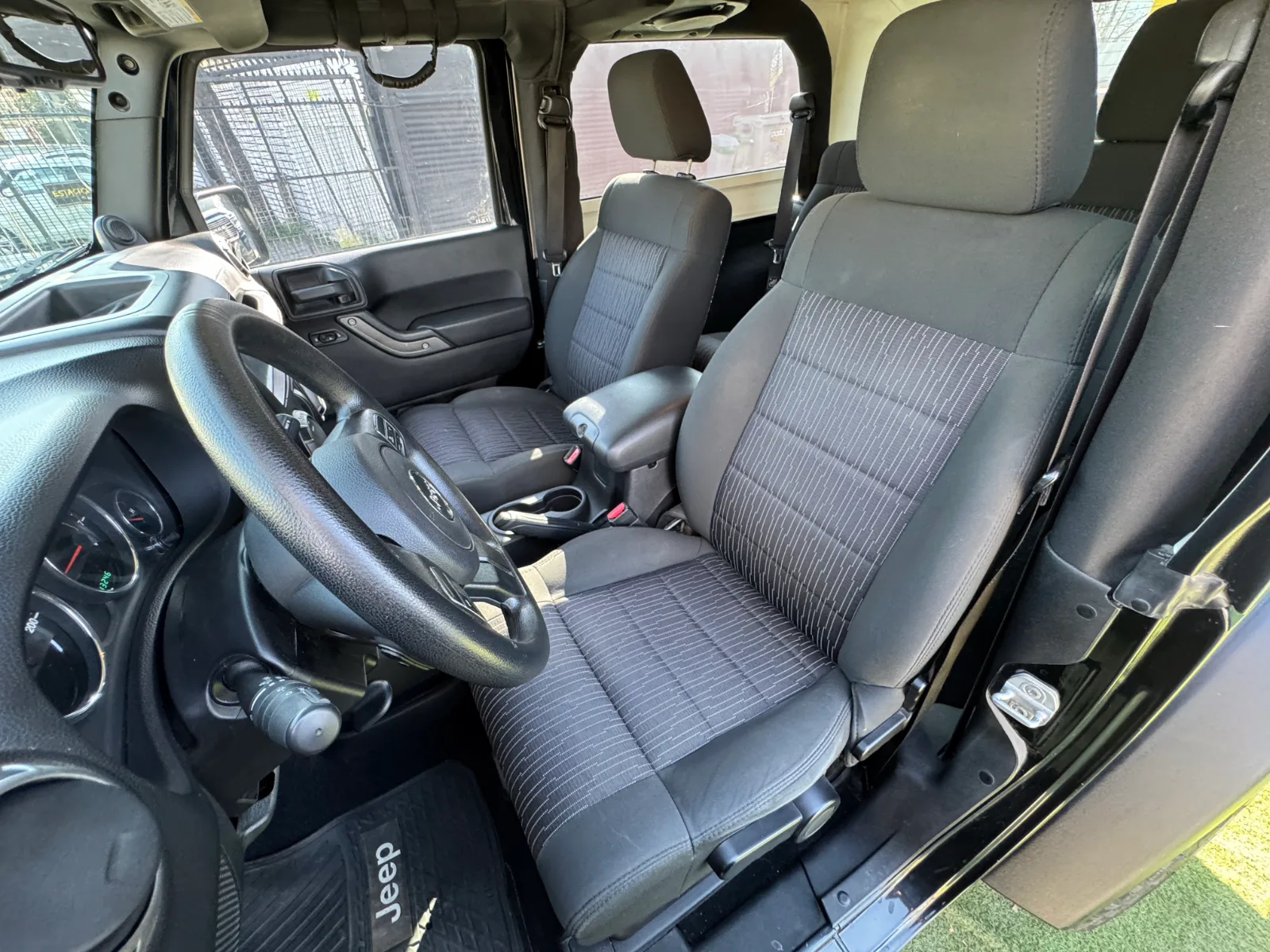 Jeep Wrangler Jk Sport — foto 14 de 17