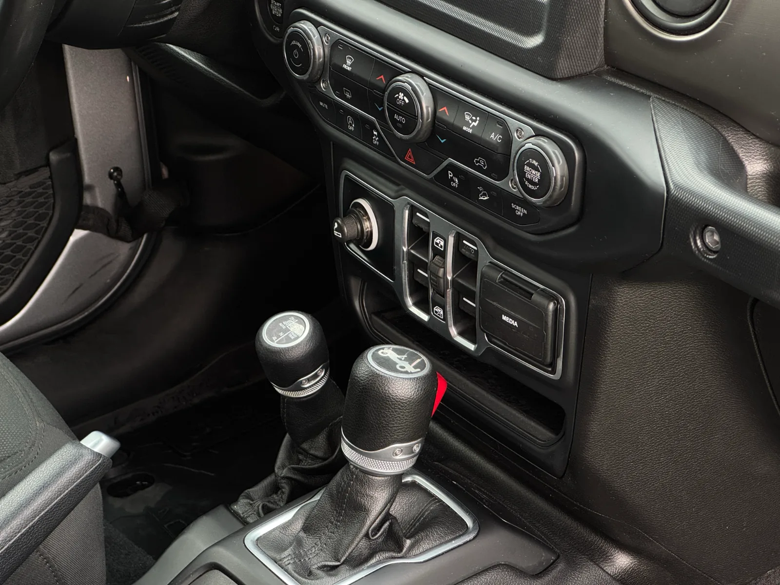 Jeep Wrangler Jlu Sport — foto 17 de 20