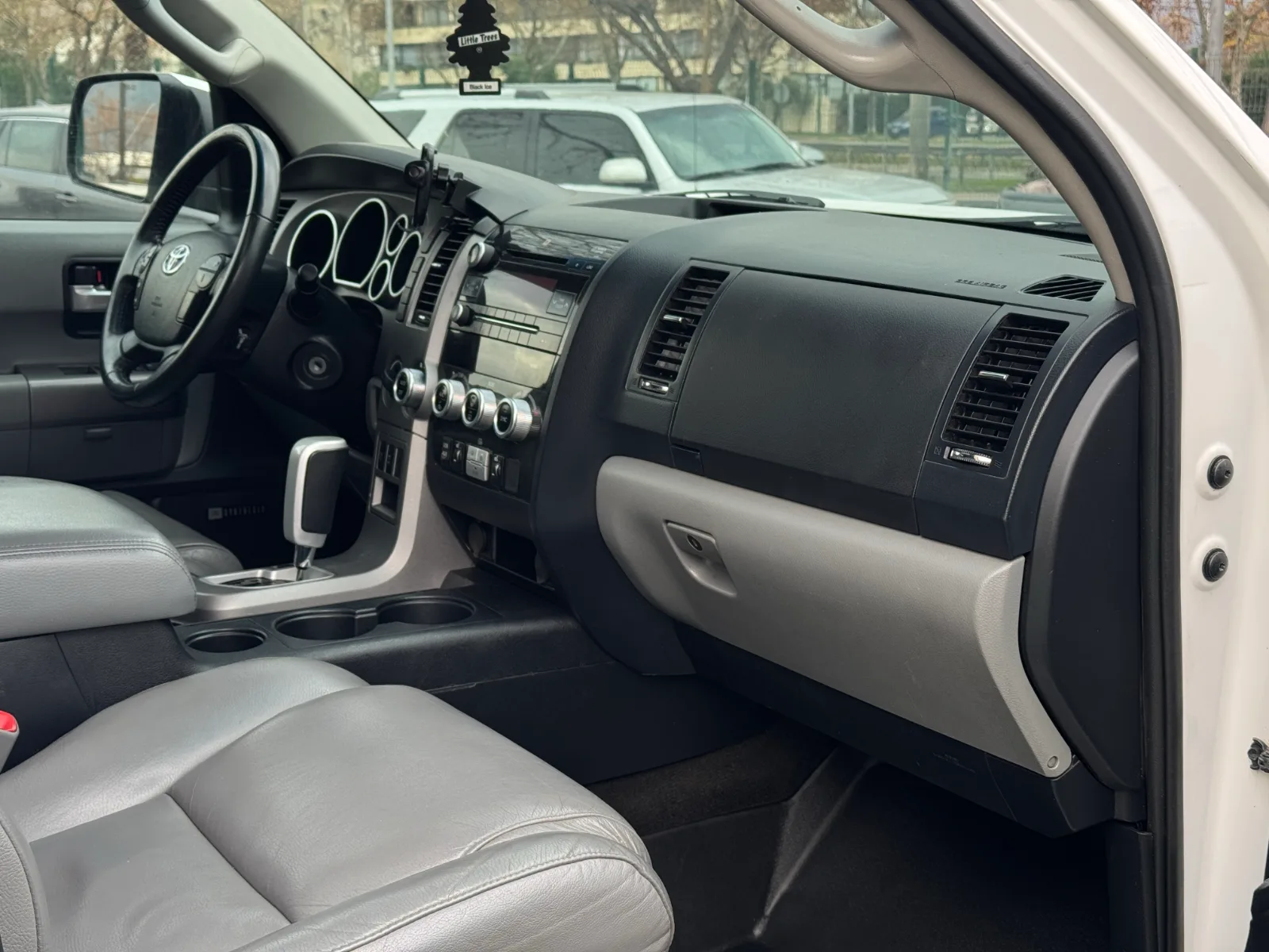 Toyota Sequoia — foto 15 de 17