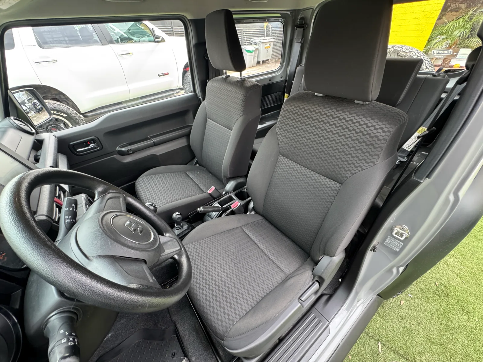Suzuki Jimny — foto 11 de 15