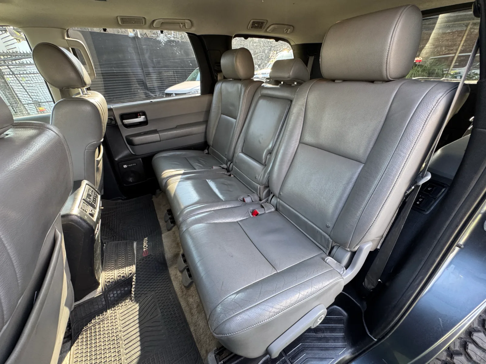 Toyota Sequoia — foto 14 de 17