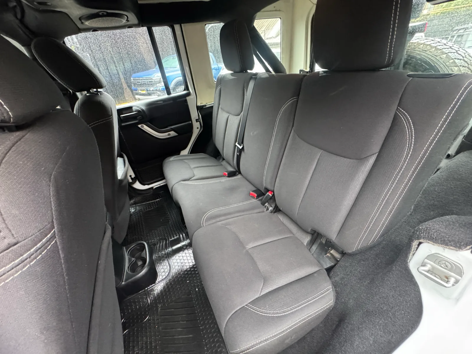 Jeep Wrangler Jku Sahara — foto 19 de 21