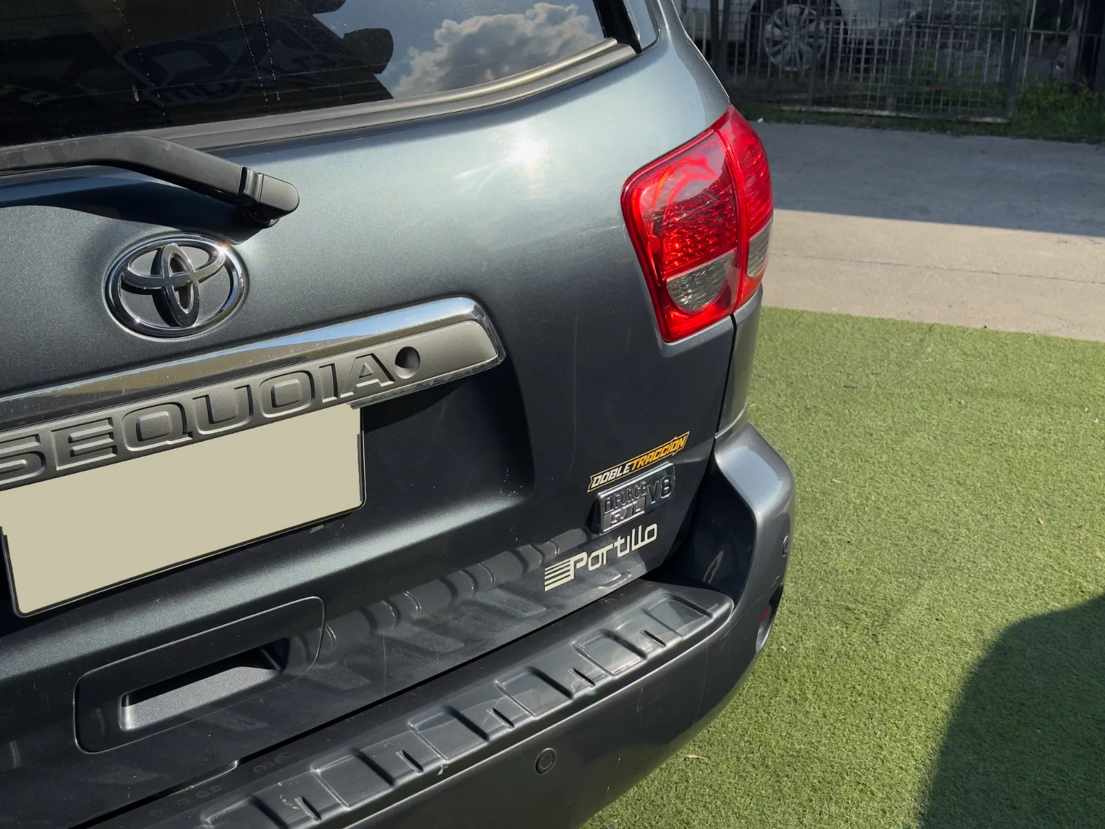 Toyota Sequoia — foto 9 de 17