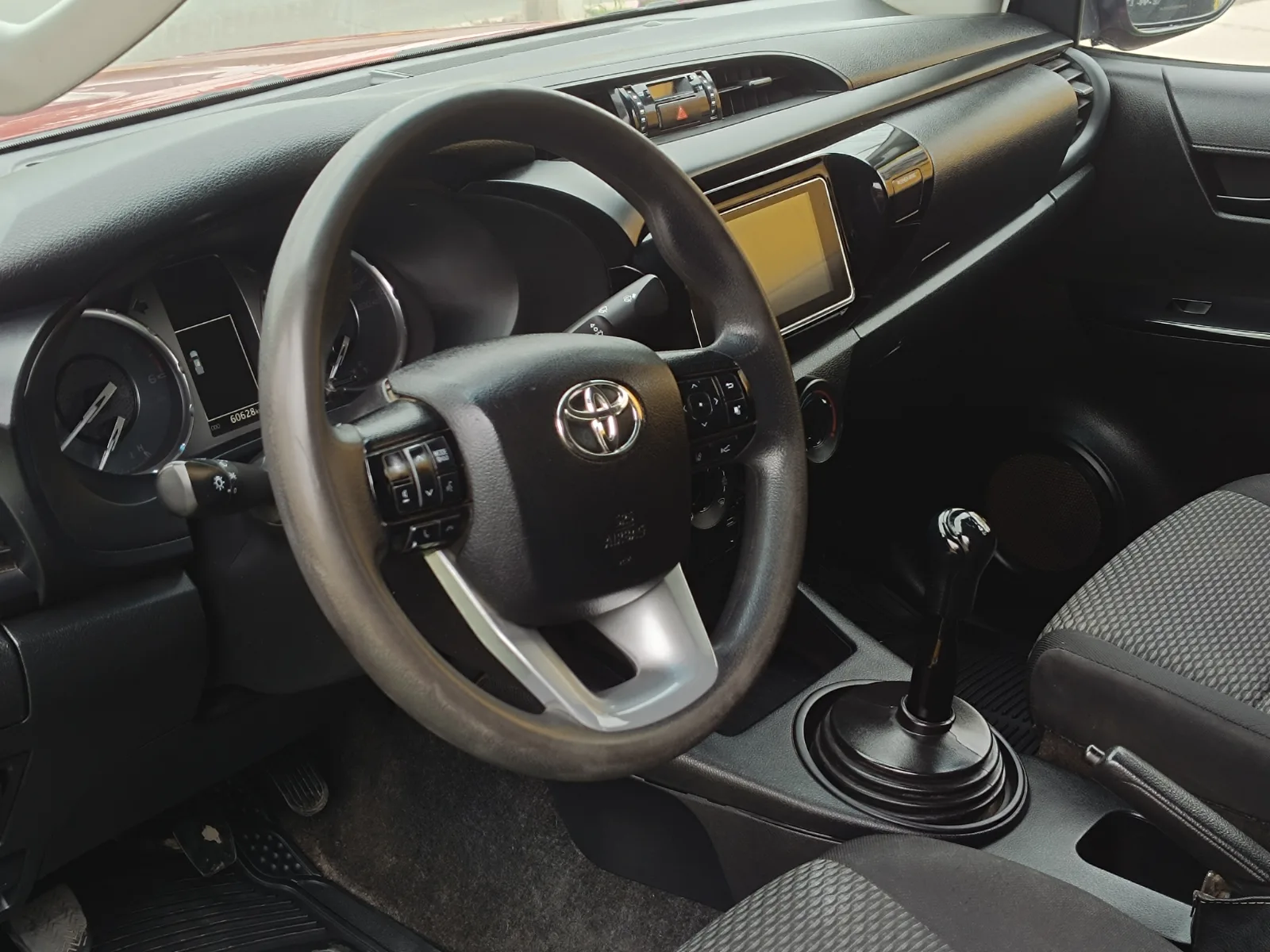 Toyota Hilux — foto 9 de 16