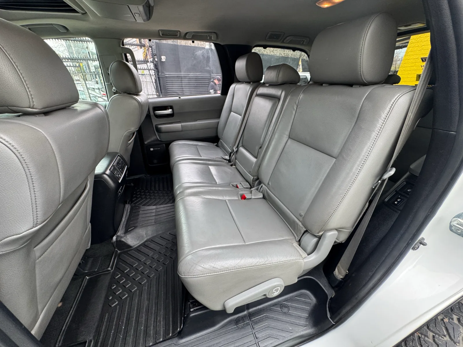 Toyota Sequoia — foto 14 de 17