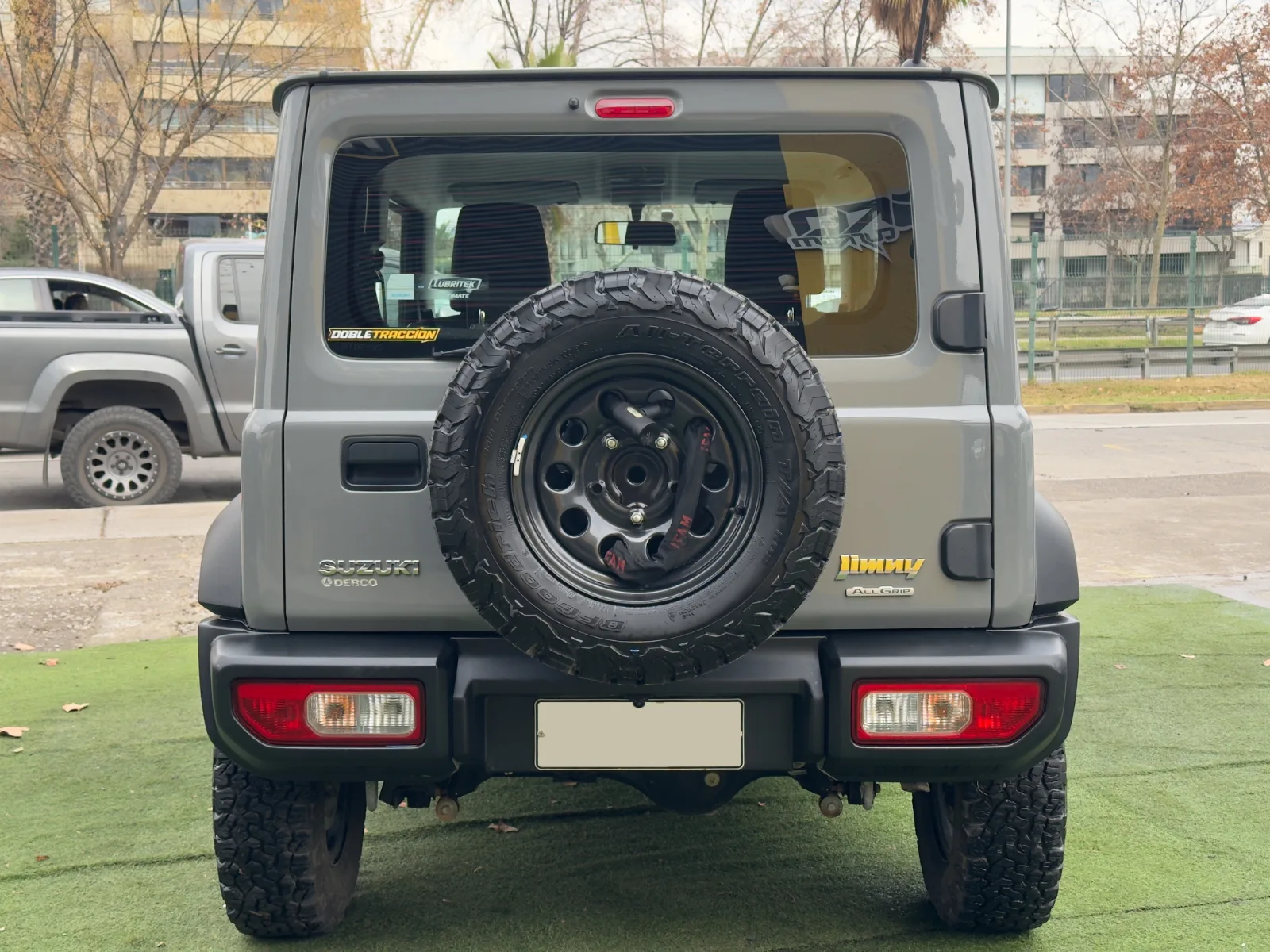 Suzuki Jimny — foto 7 de 15