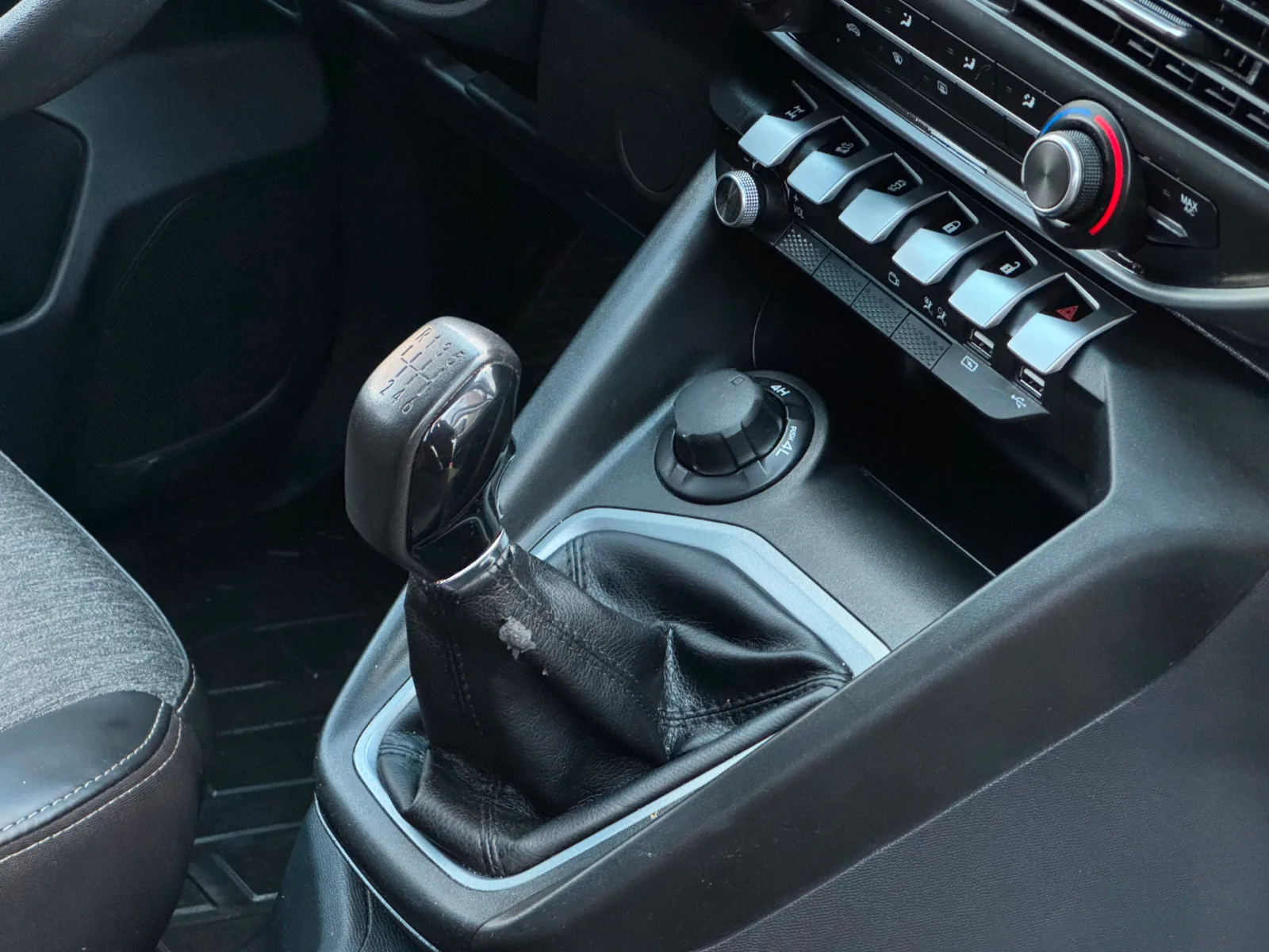 Peugeot Landtrek — foto 16 de 19
