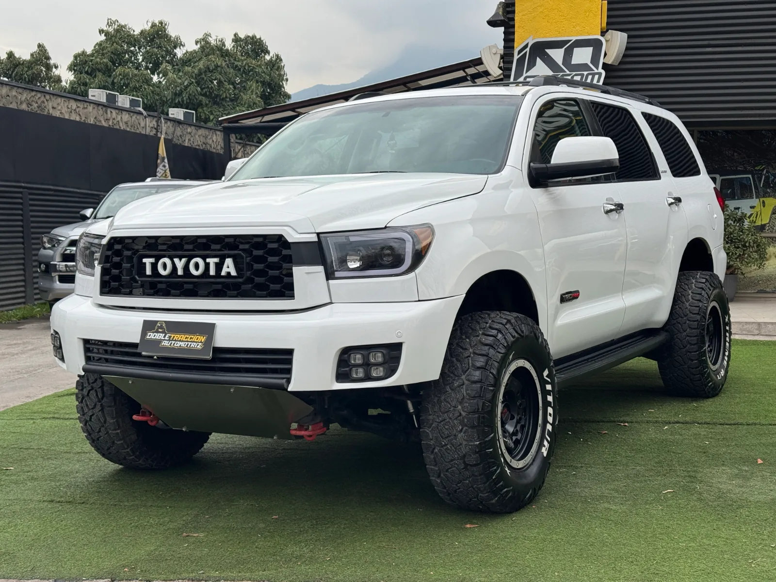 Toyota Sequoia — foto 3 de 17