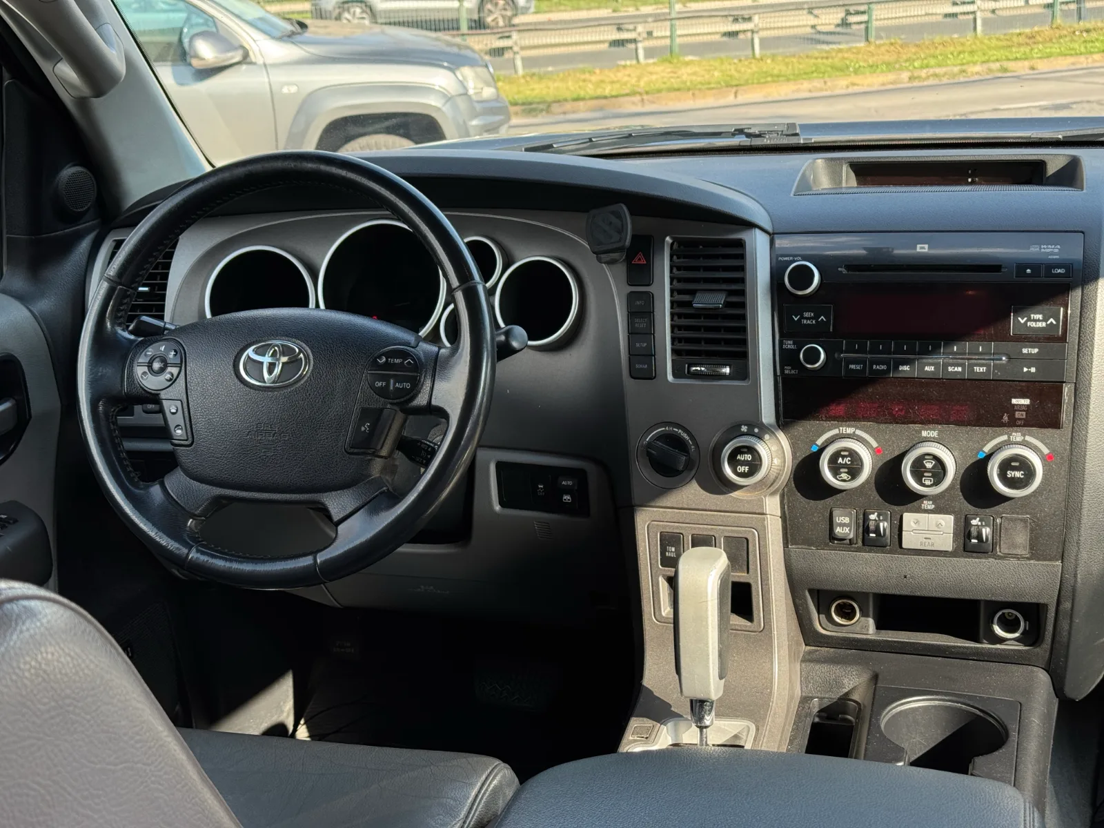 Toyota Sequoia — foto 16 de 17