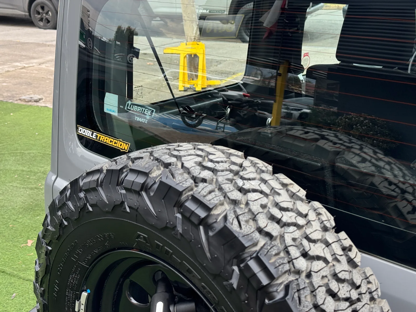 Suzuki Jimny — foto 9 de 15