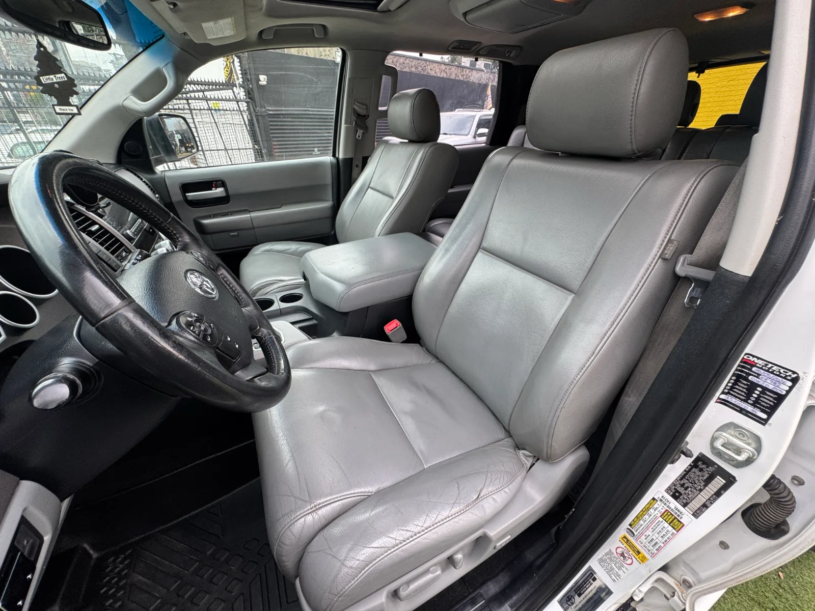 Toyota Sequoia — foto 13 de 17