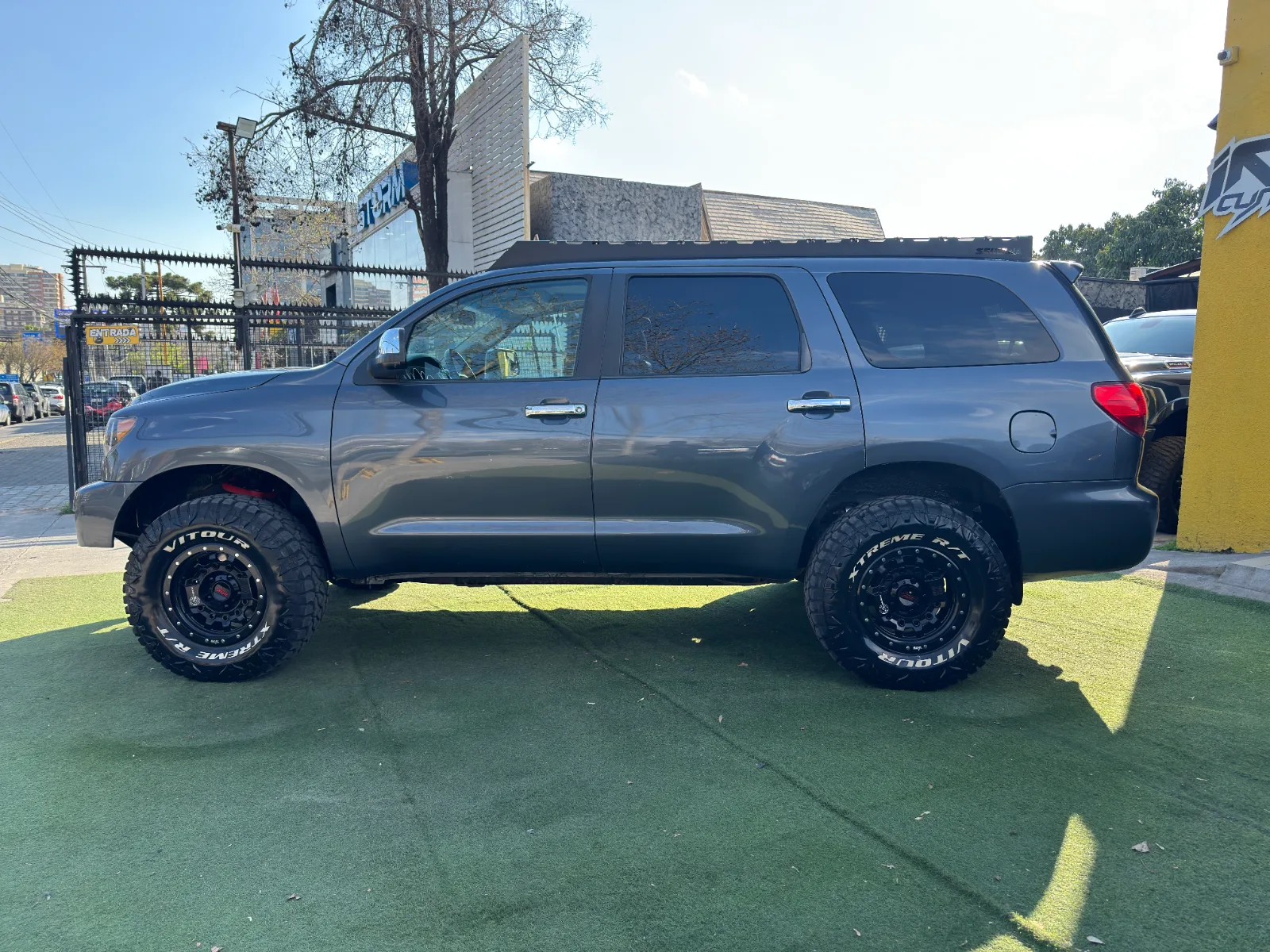 Toyota Sequoia — foto 10 de 17