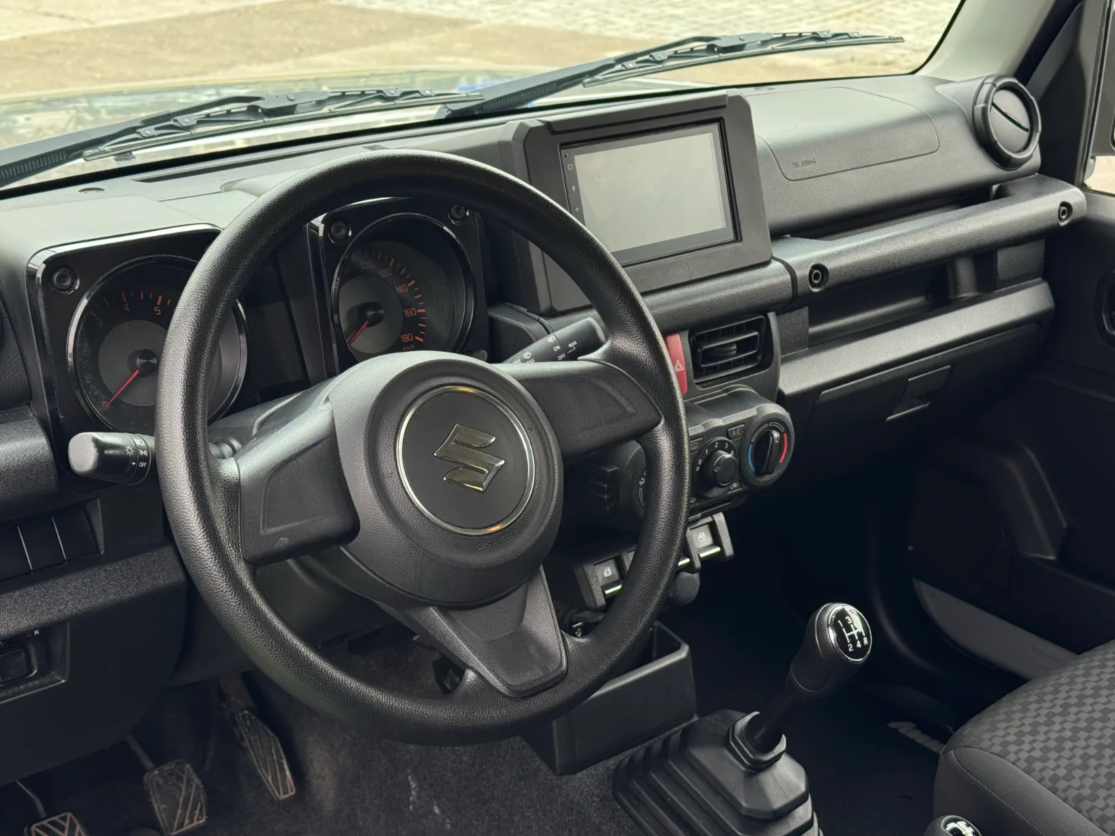 Suzuki Jimny — foto 10 de 15