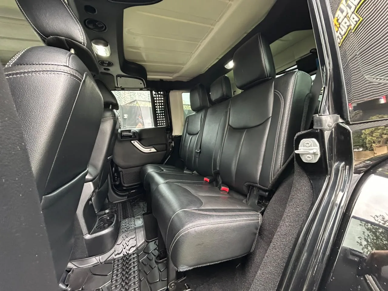 Jeep Wrangler Unltd Sahara — foto 15 de 18