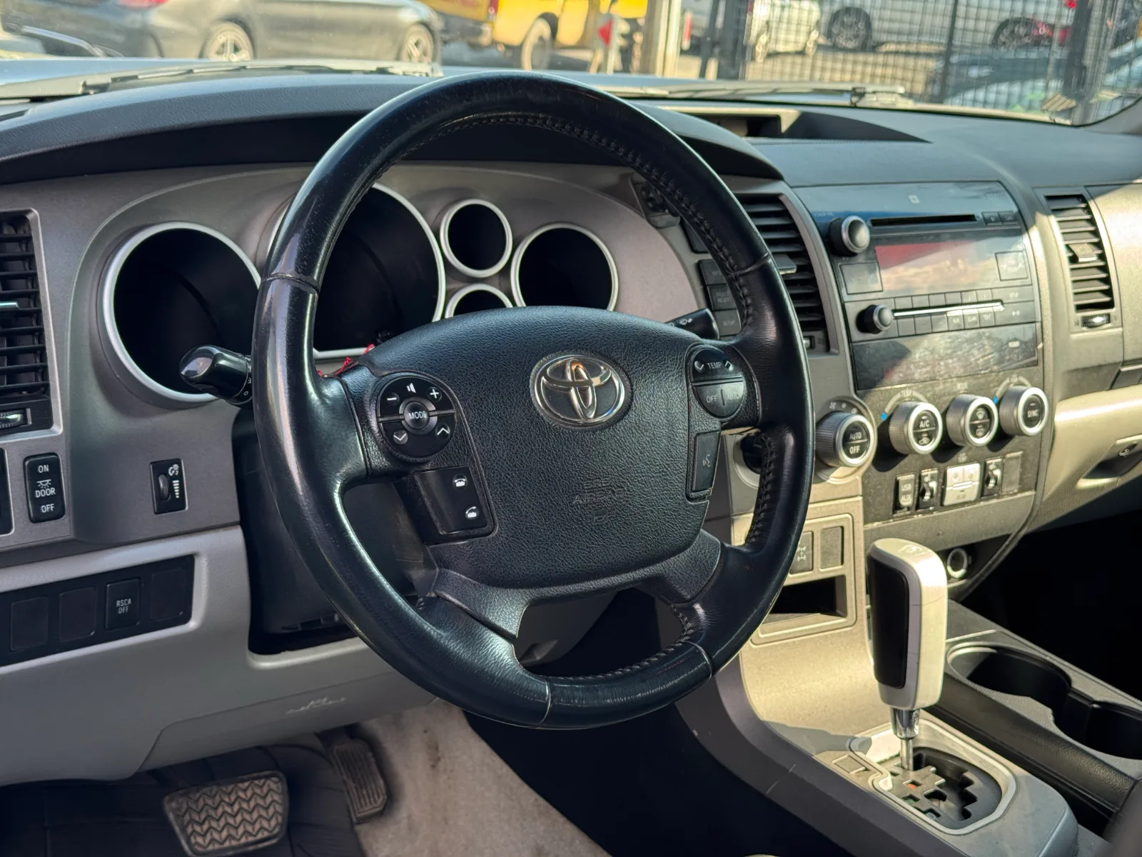 Toyota Sequoia — foto 12 de 17