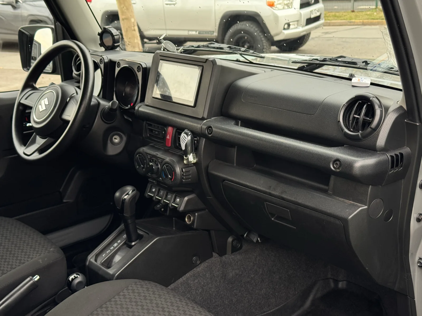Suzuki Jimny — foto 15 de 15