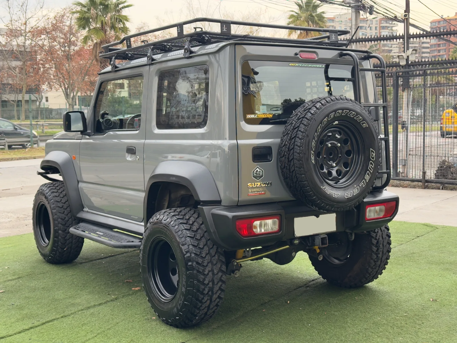 Suzuki Jimny — foto 7 de 15