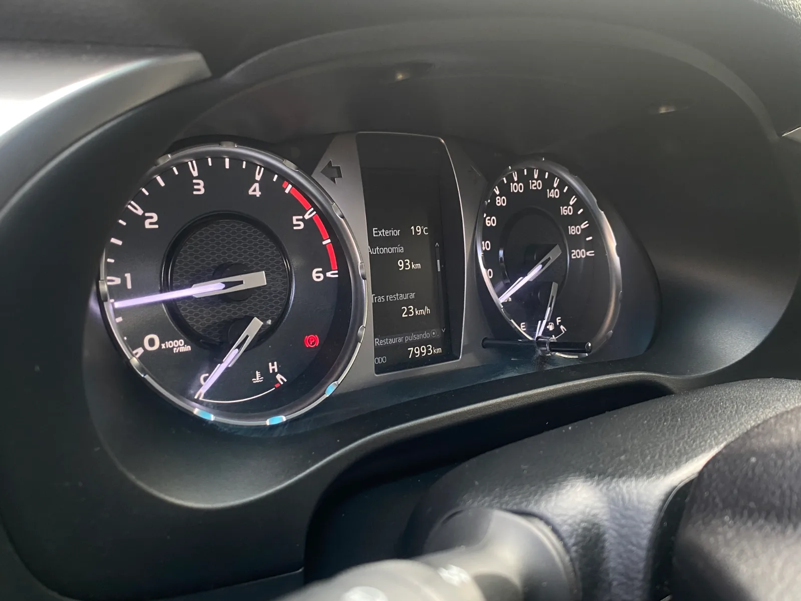 Toyota Hilux — foto 14 de 19