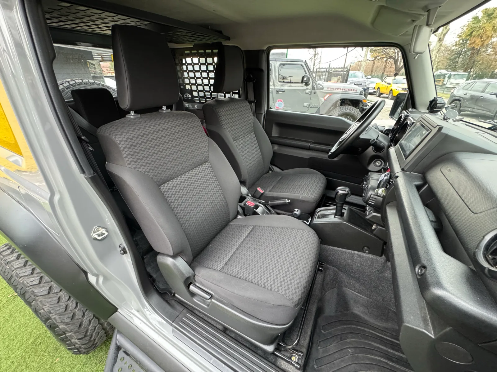 Suzuki Jimny — foto 14 de 15