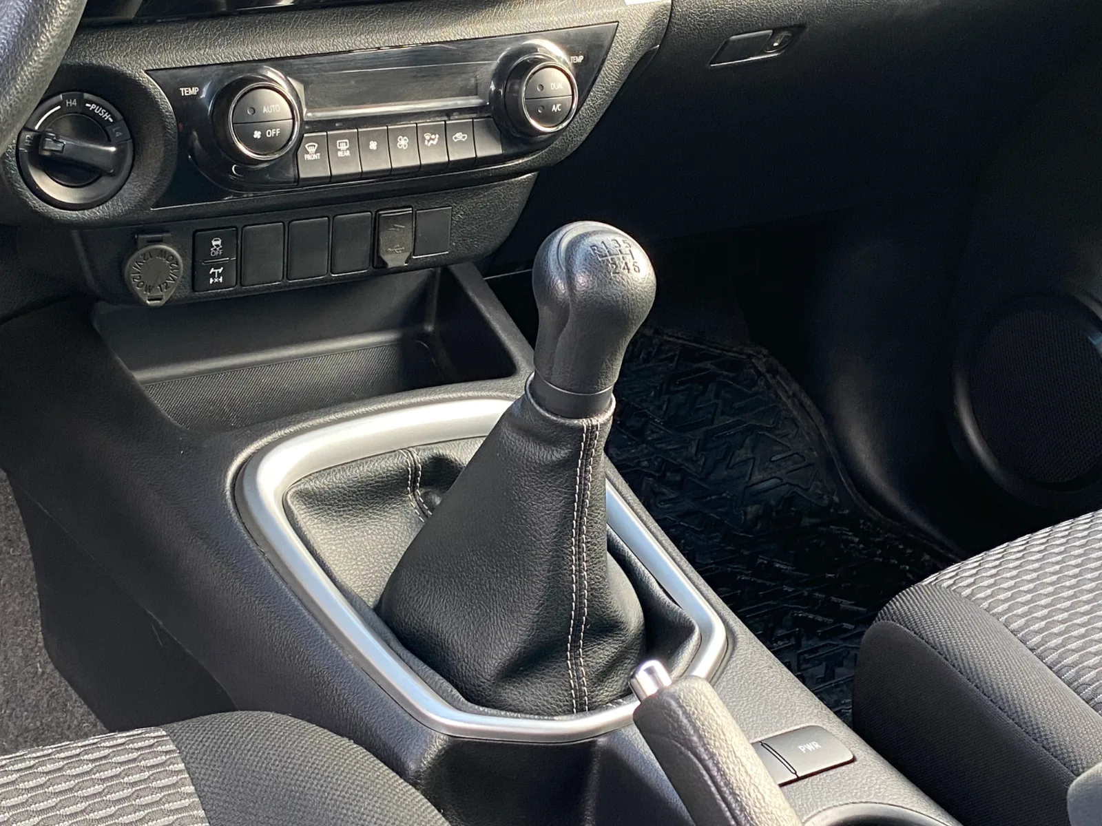 Toyota Hilux — foto 16 de 19