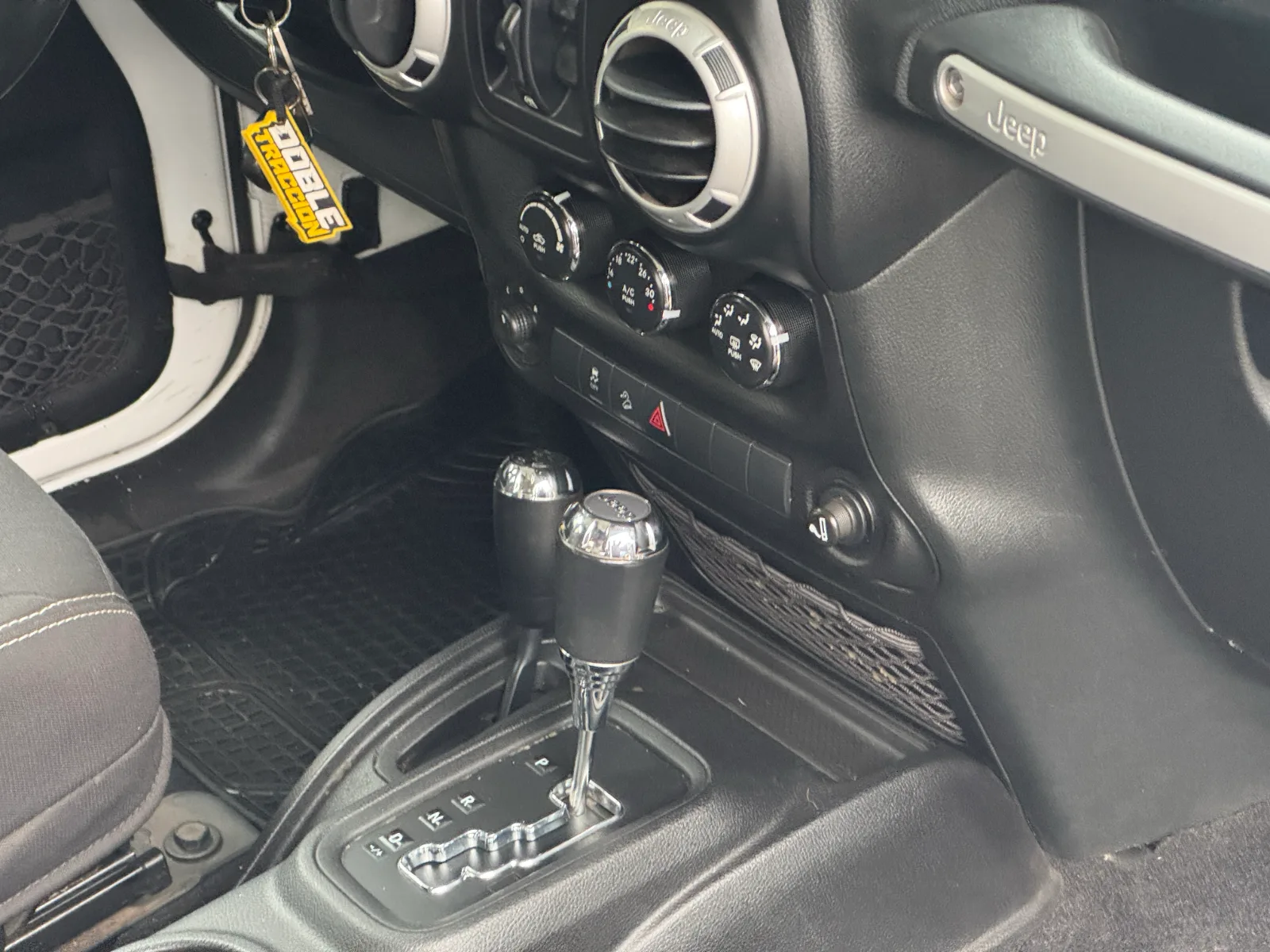 Jeep Wrangler Jku Sahara — foto 18 de 21