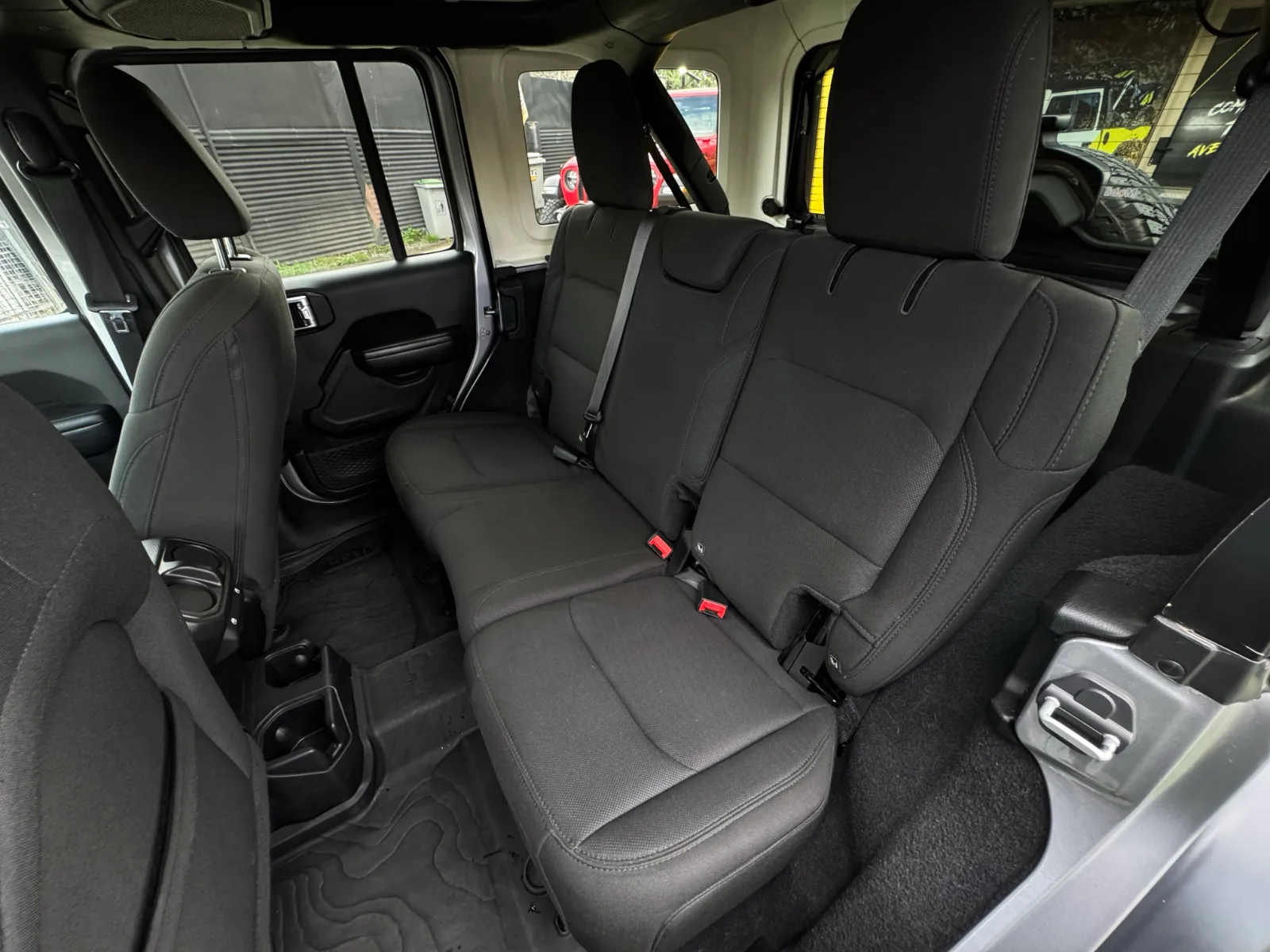 Jeep Wrangler Jlu Sport — foto 18 de 20