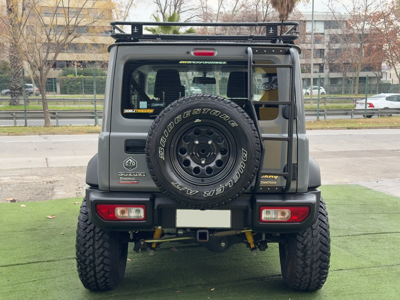 Suzuki Jimny — foto 8 de 15