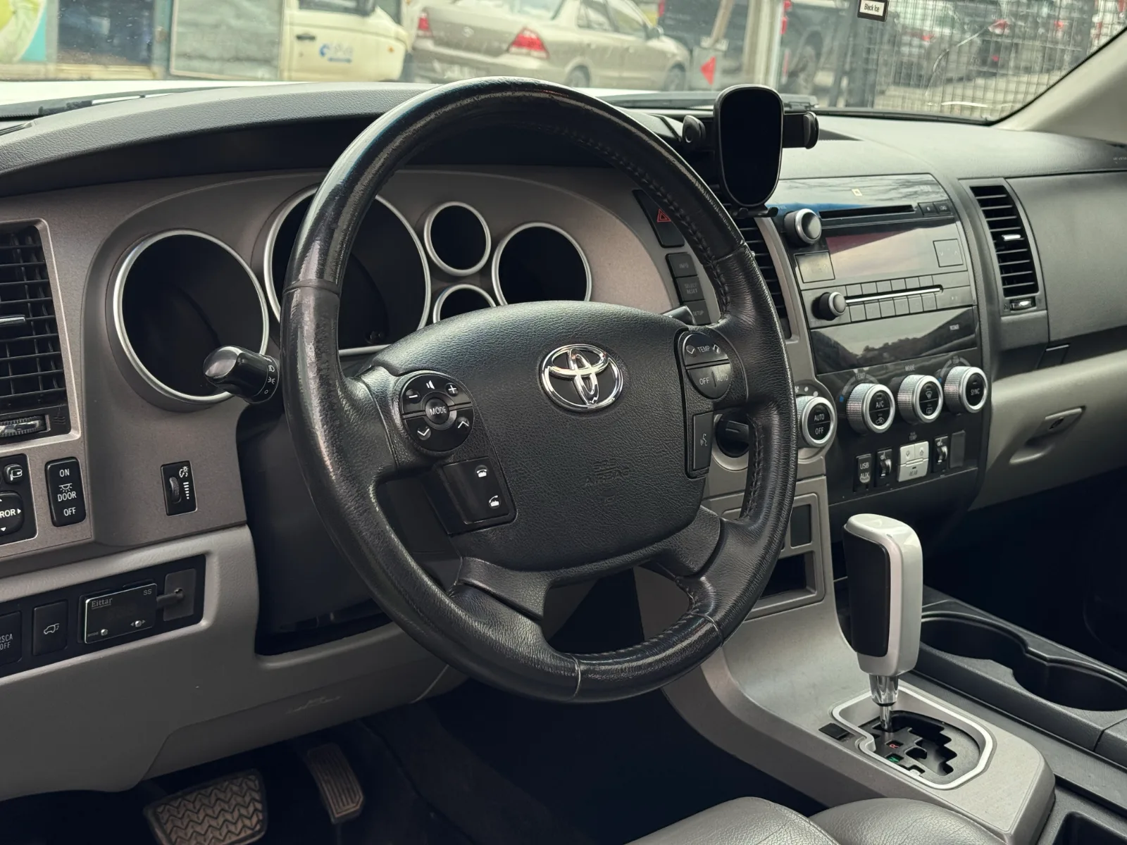 Toyota Sequoia — foto 12 de 17
