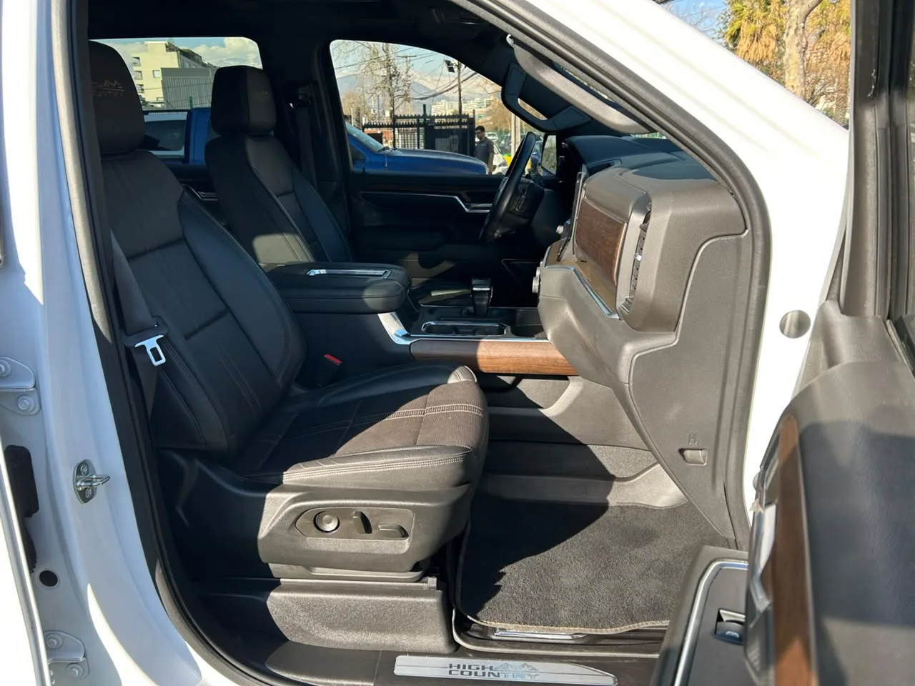 Chevrolet Silverado High Country — foto 16 de 18