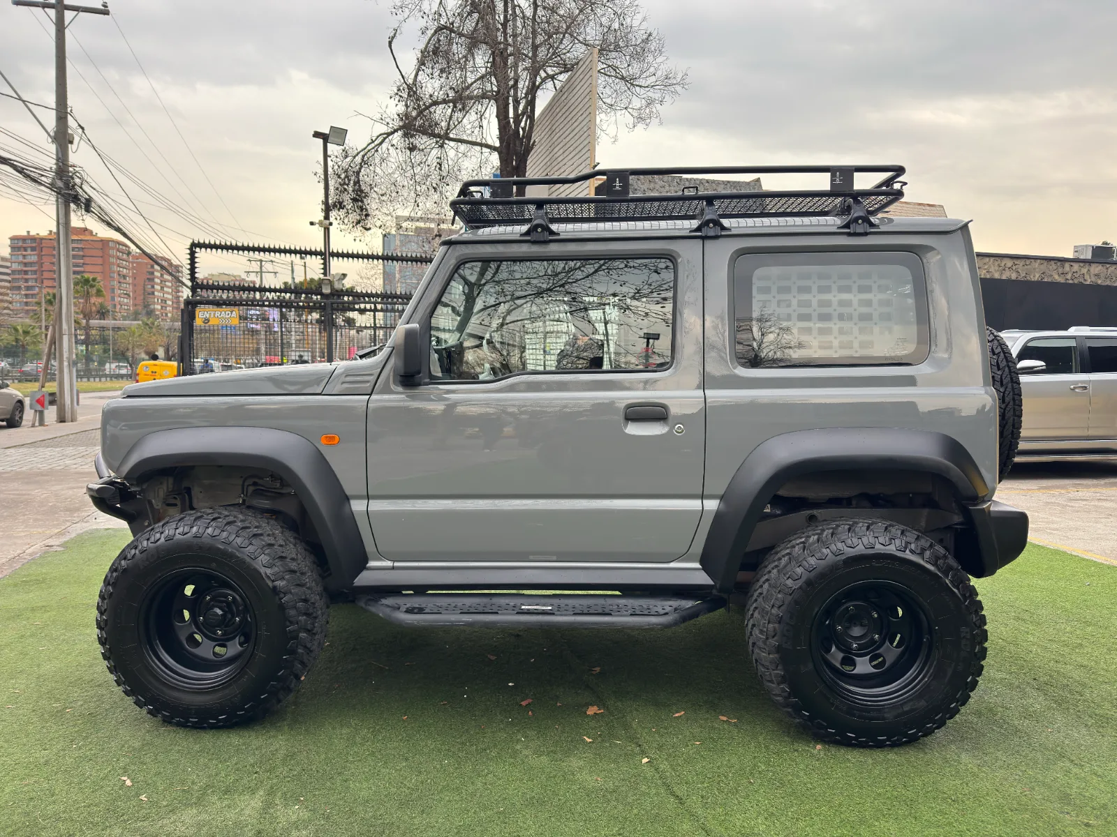 Suzuki Jimny — foto 5 de 15