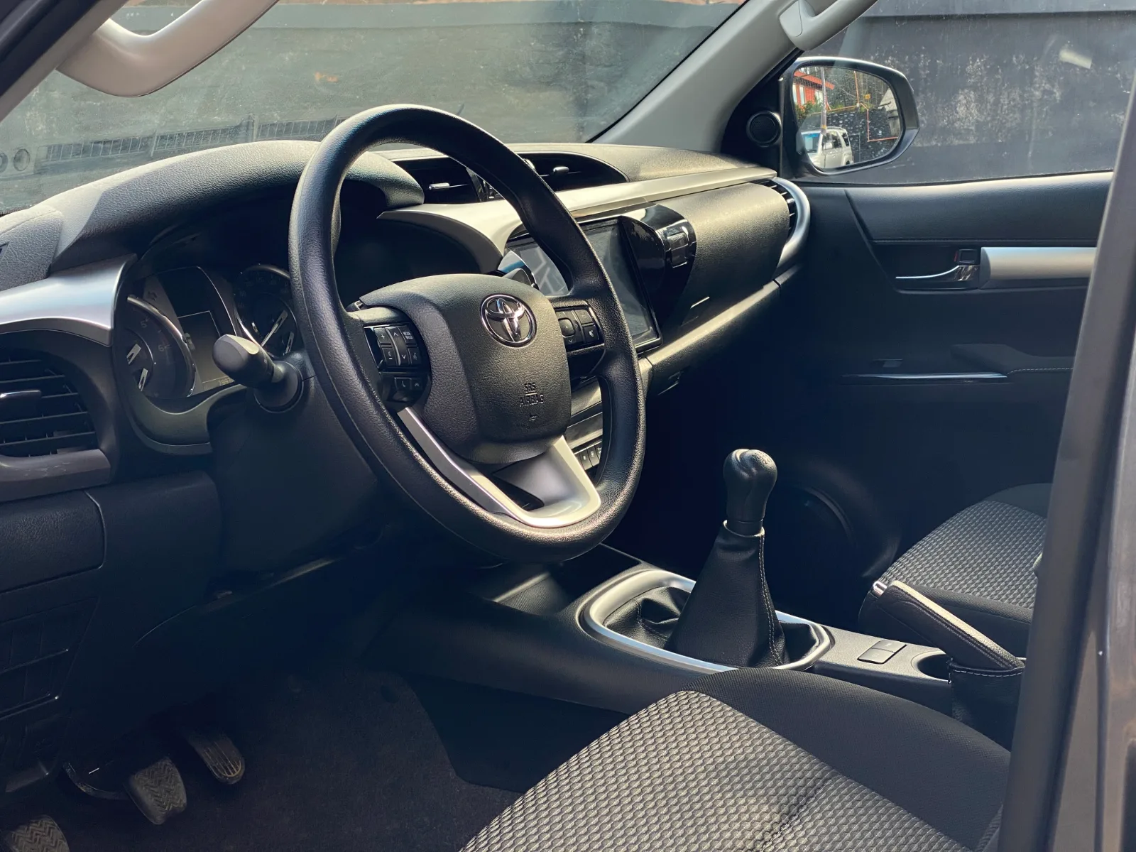 Toyota Hilux — foto 15 de 19