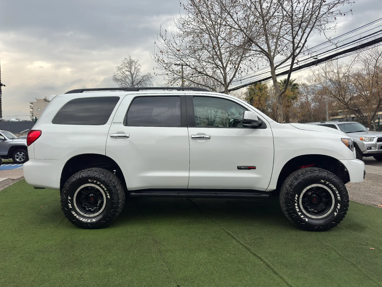 Toyota Sequoia — foto 11 de 17