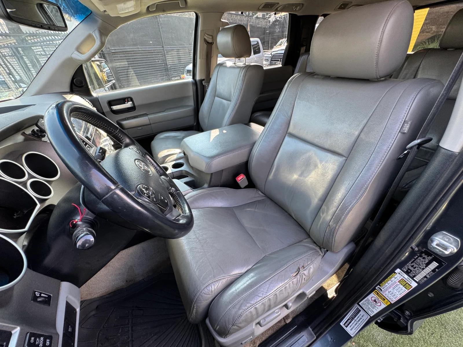 Toyota Sequoia — foto 13 de 17