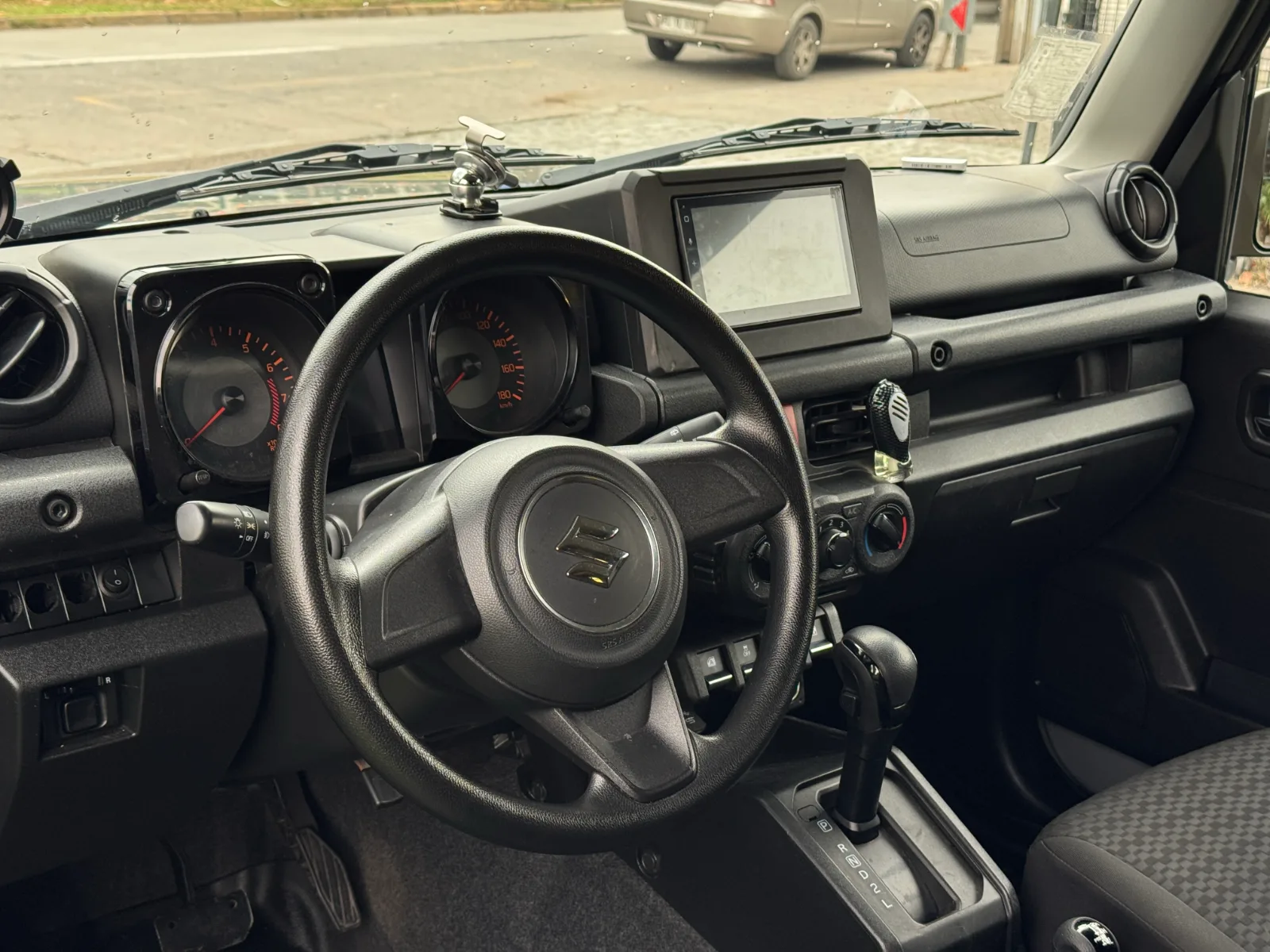 Suzuki Jimny — foto 11 de 15