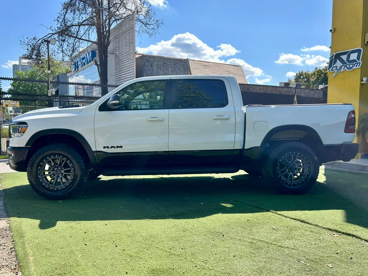 RAM 1500 Rebel Crew Dcab 4X4 5.7 Aut — foto 5 de 20