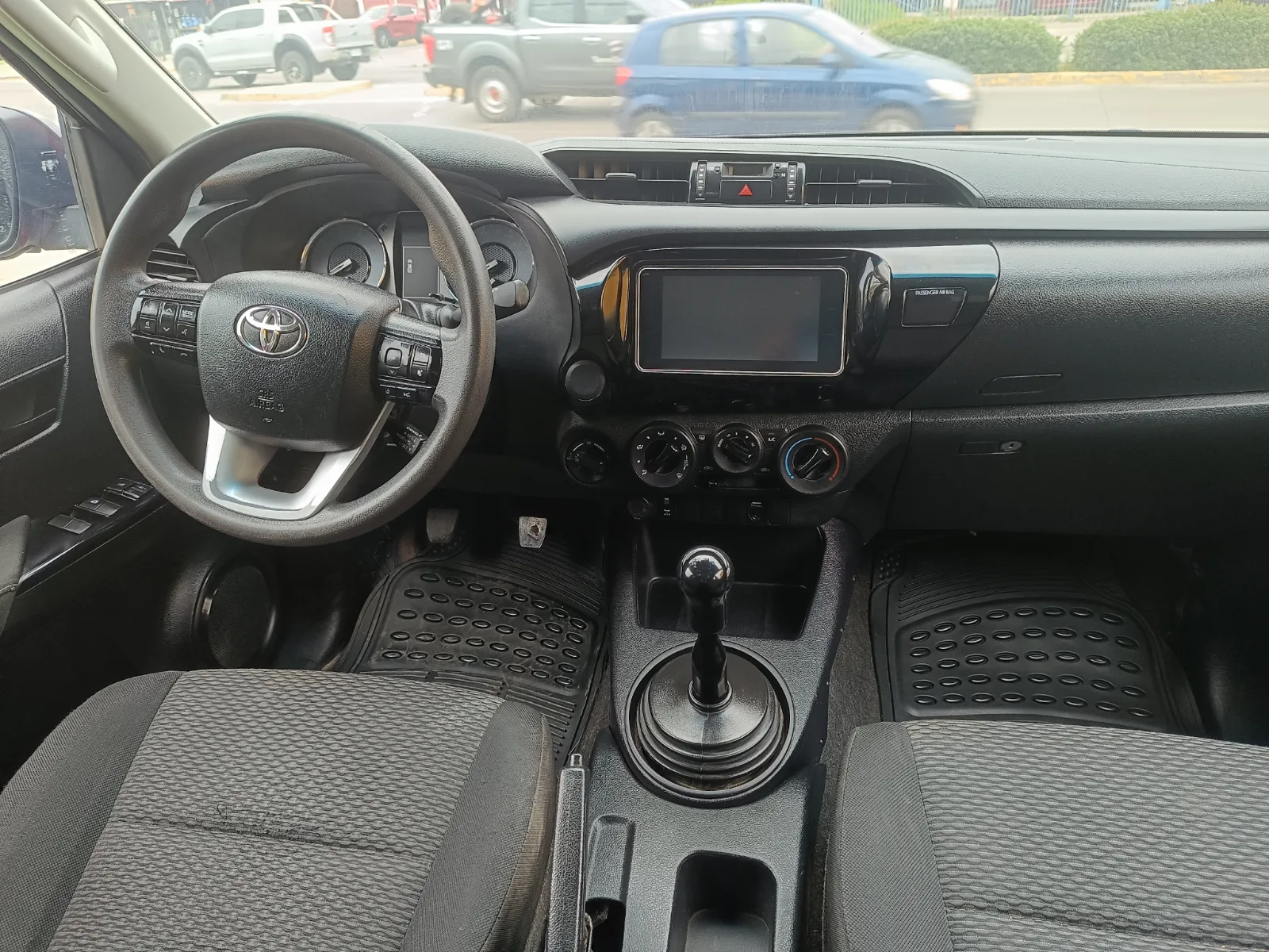 Toyota Hilux — foto 14 de 16