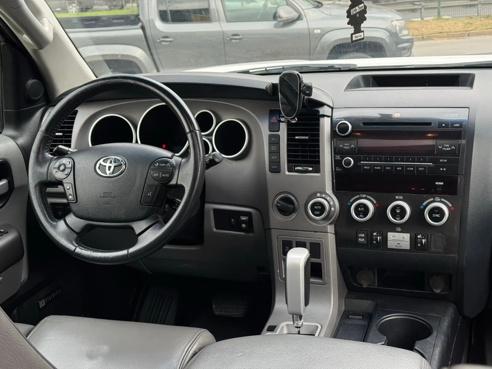 Toyota Sequoia — foto 16 de 17